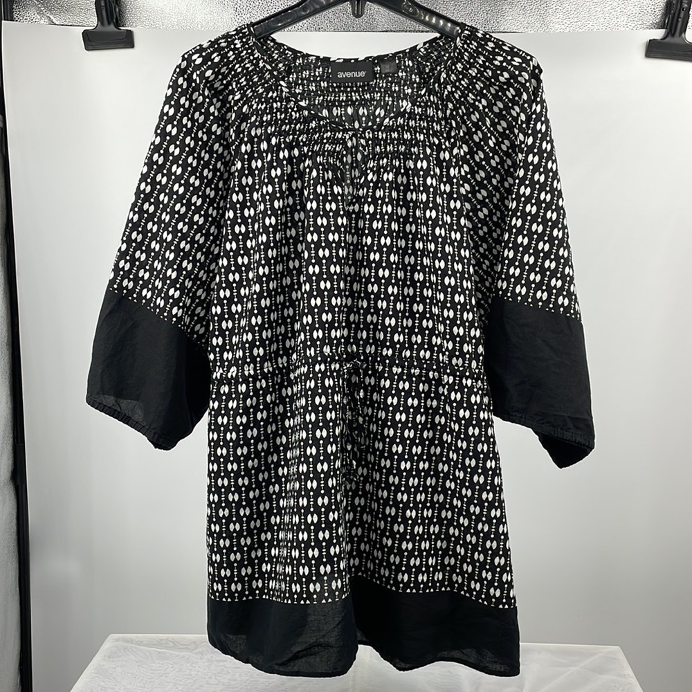 Avenue boho black white geometric wide sleeves light weight blouse Size 30 / 32